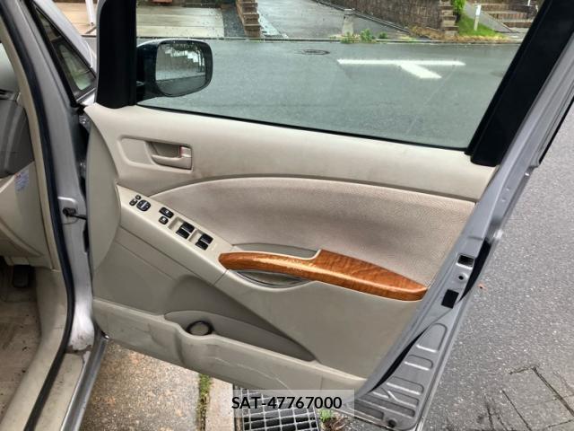 Toyota ISIS 2010-09 8876640-9