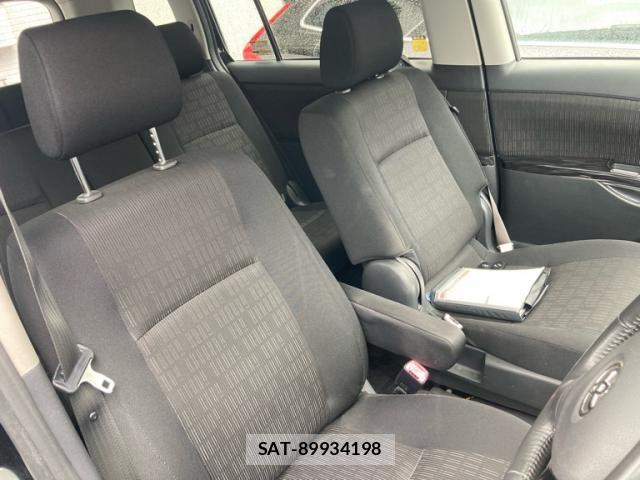 Toyota ISIS 2011-07 8877408-10