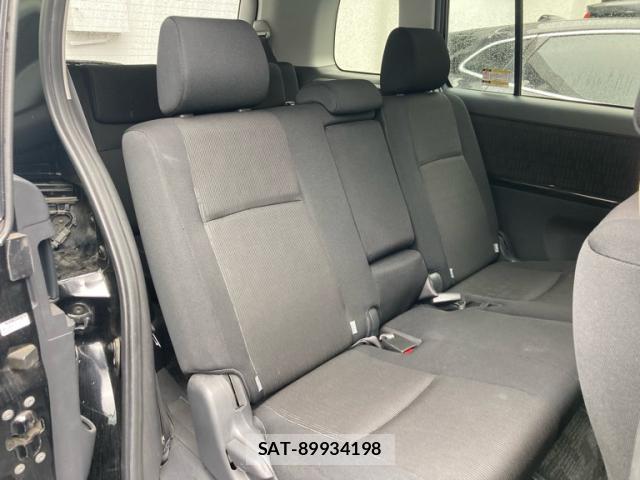 Toyota ISIS 2011-07 8877408-11