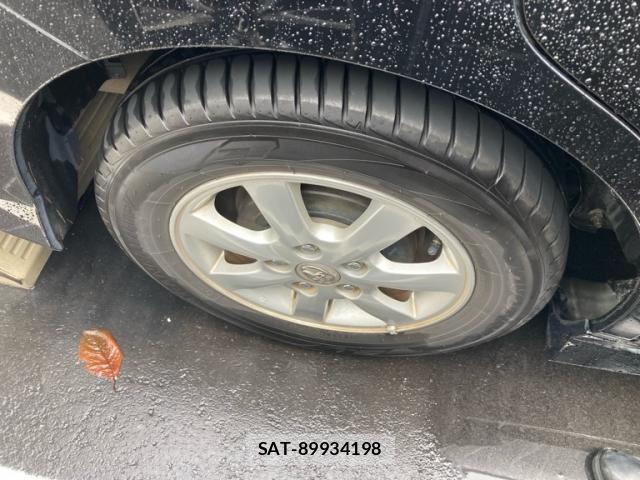 Toyota ISIS 2011-07 8877408-13