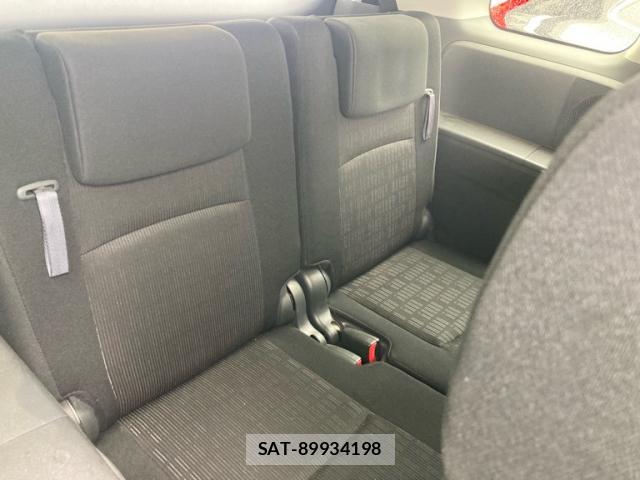 Toyota ISIS 2011-07 8877408-14