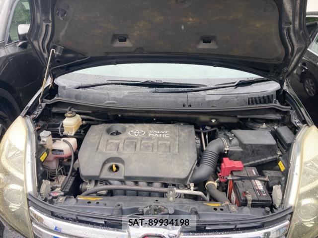 Toyota ISIS 2011-07 8877408-15