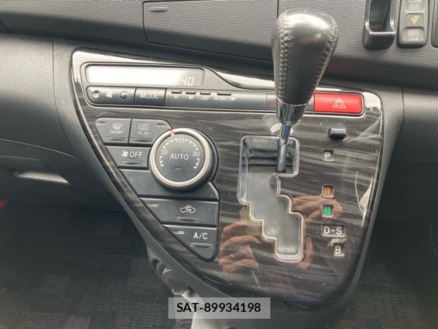 Toyota ISIS 2011-07 8877408-16