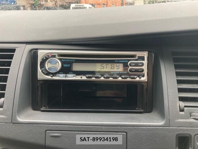 Toyota ISIS 2011-07 8877408-17