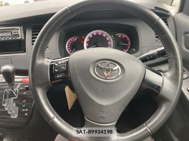 Toyota ISIS 2011-07 8877408-18