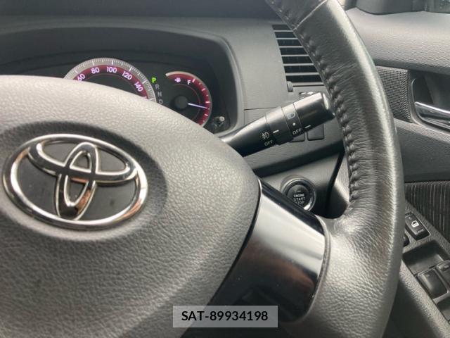 Toyota ISIS 2011-07 8877408-19