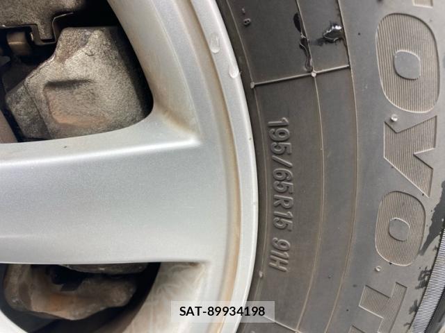 Toyota ISIS 2011-07 8877408-2
