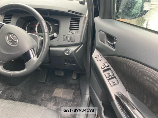 Toyota ISIS 2011-07 8877408-7