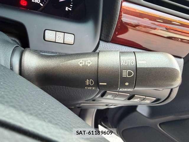 Lexus LS 2011-10 8877070-16