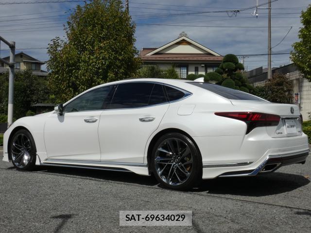 Lexus LS 2021-01 8877888-1