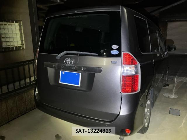 Toyota NOAH 2009-10 8876036-1