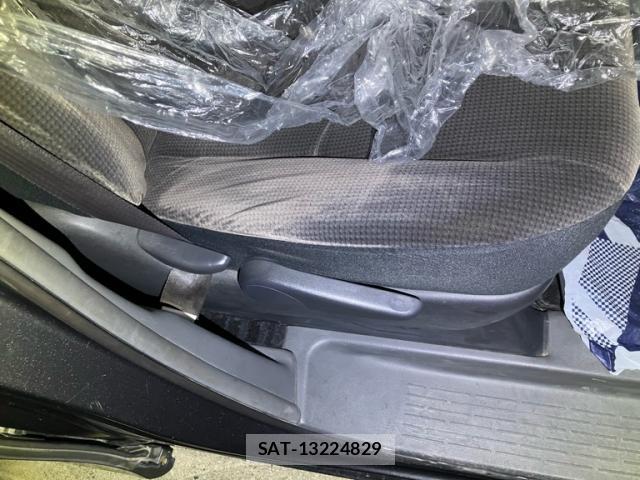 Toyota NOAH 2009-10 8876036-11