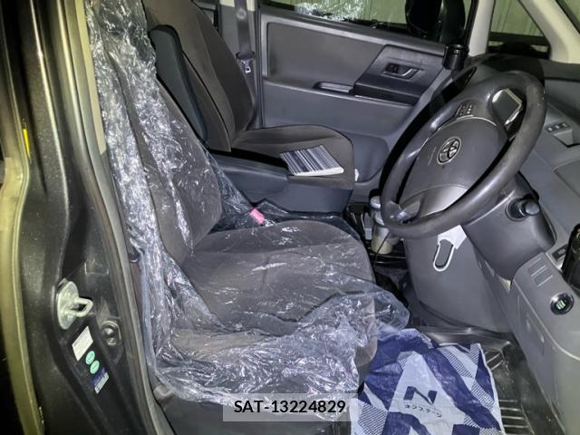 Toyota NOAH 2009-10 8876036-12