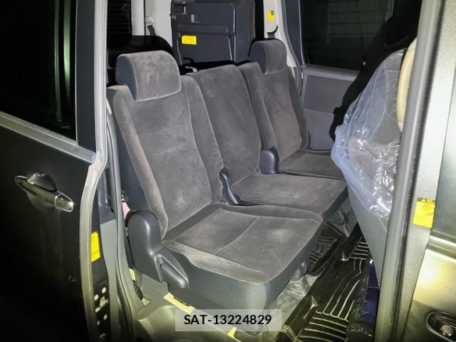 Toyota NOAH 2009-10 8876036-3
