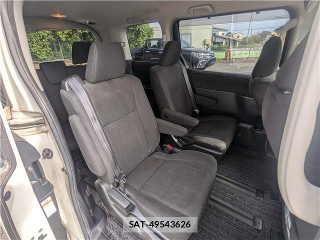 Toyota NOAH 2016-09 8877203-9