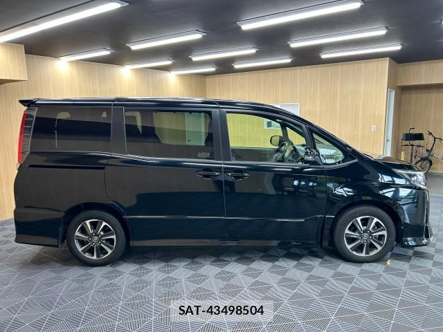 Toyota NOAH 2017-09 8877423-2