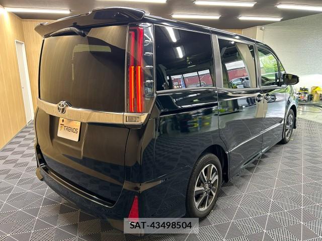 Toyota NOAH 2017-09 8877423-5