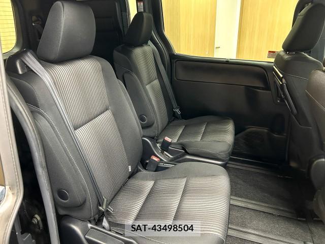 Toyota NOAH 2017-09 8877423-7
