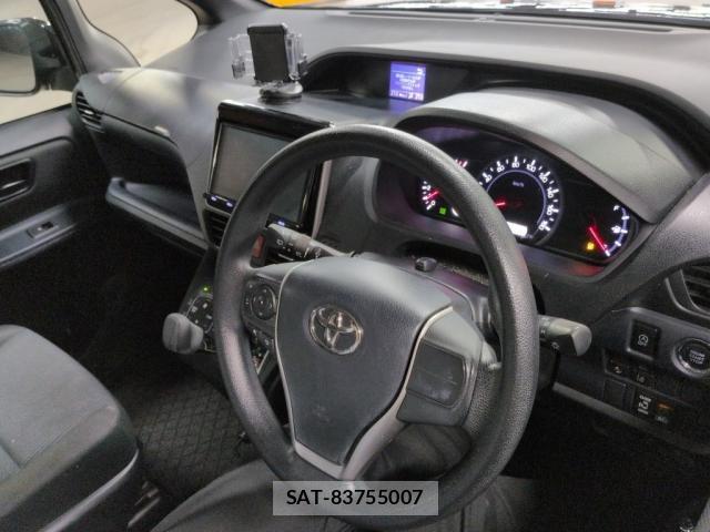 Toyota NOAH 2017-01 8877771-2