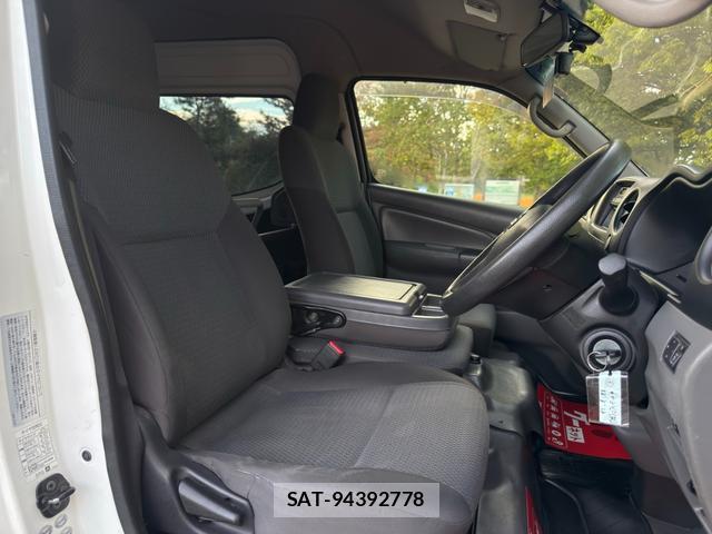 Nissan NV350 Caravan 2013-08 8877018-11