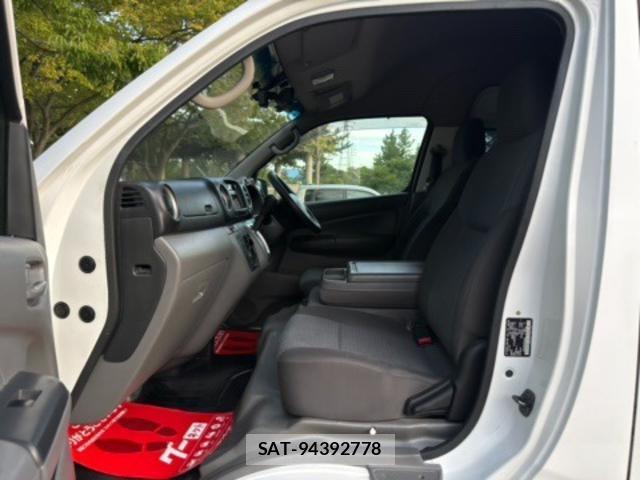 Nissan NV350 Caravan 2013-08 8877018-13