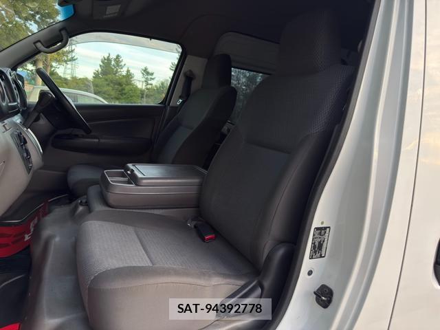 Nissan NV350 Caravan 2013-08 8877018-14