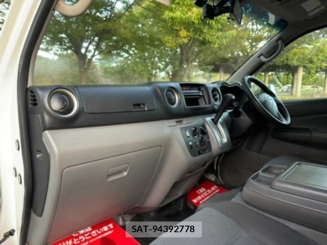 Nissan NV350 Caravan 2013-08 8877018-15