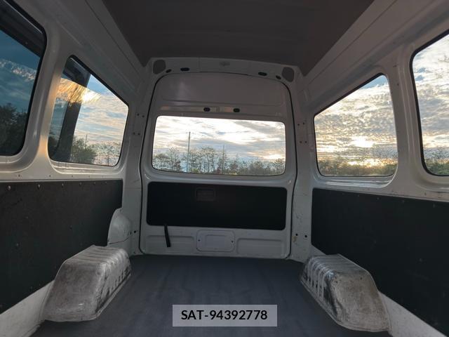 Nissan NV350 Caravan 2013-08 8877018-9