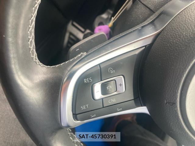 VolksWagen POLO 2015-06 8876283-11
