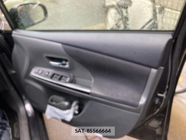 Toyota PRIUS ALPHA 2013-12 8877856-6