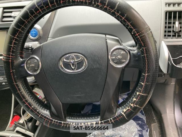 Toyota PRIUS ALPHA 2013-12 8877856-8