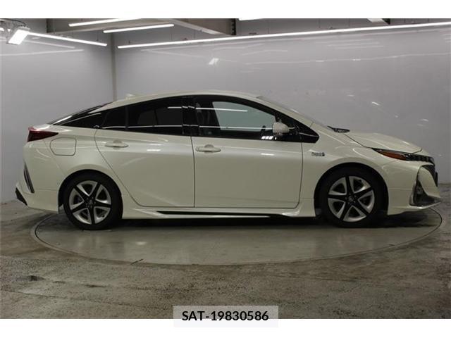 Toyota PRIUS PHV 2017-03 8876709-3
