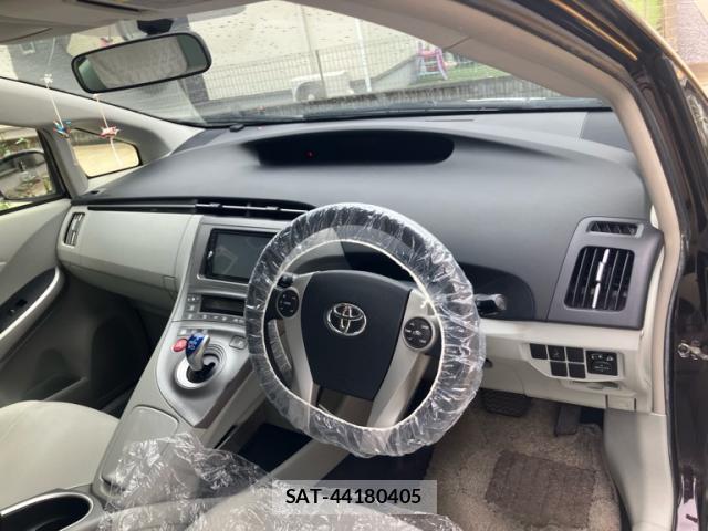 Toyota PRIUS 2014-10 8877415-7