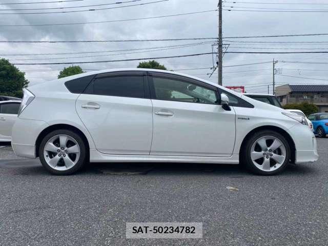 Toyota PRIUS 2014-12 8877486-1