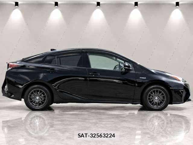 Toyota PRIUS 2018-11 8877503-1