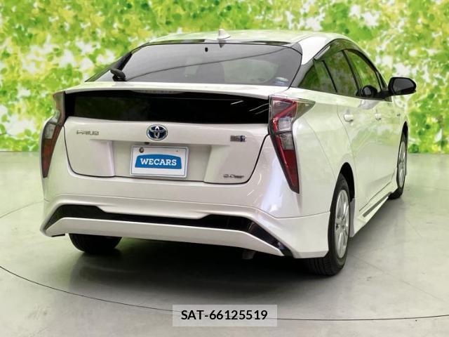 Toyota PRIUS 2016-08 8878258-2