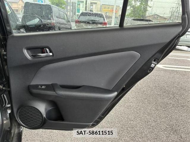 Toyota PRIUS 2018-06 8878352-4