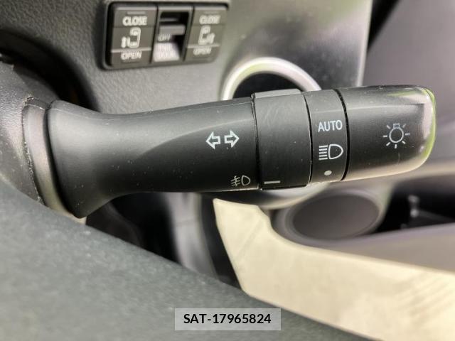 Toyota SIENTA 2017-09 8878052-15