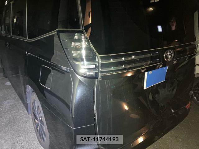 Toyota VOXY 2024-06 8876518-12