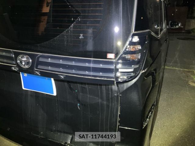 Toyota VOXY 2024-06 8876518-3