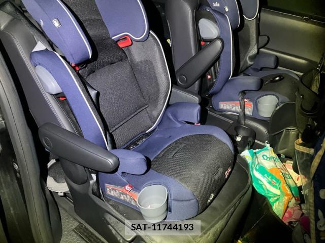 Toyota VOXY 2024-06 8876518-9