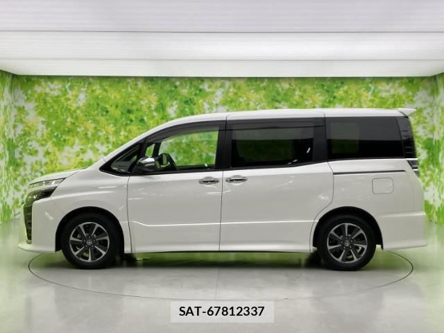 Toyota VOXY 2021-01 8877020-1