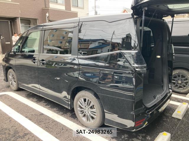 Toyota VOXY 2023-05 8877320-12