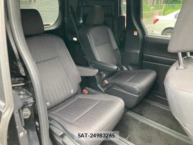 Toyota VOXY 2023-05 8877320-7