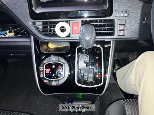 Toyota VOXY 2020-05 8877590-17