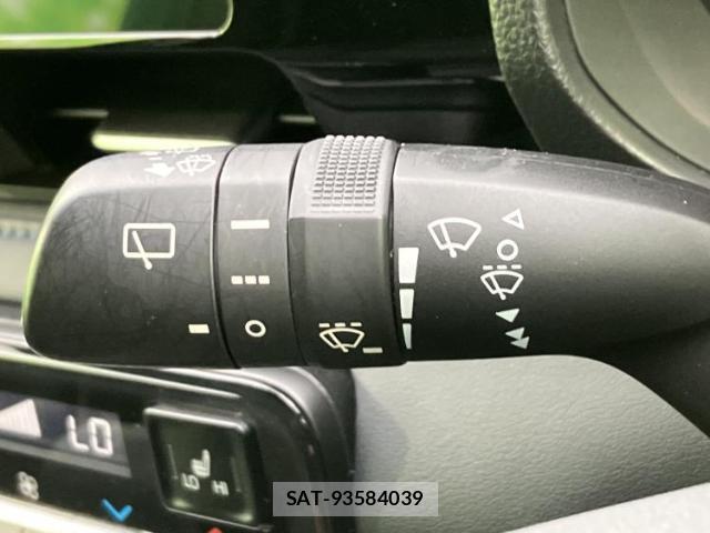 Toyota VOXY 2022-04 8877611-17