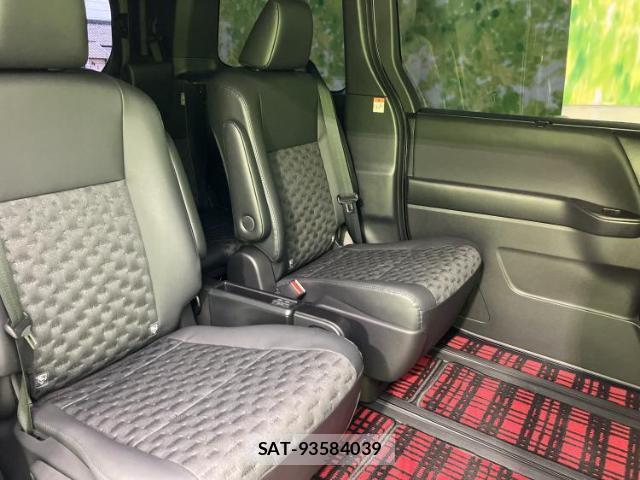 Toyota VOXY 2022-04 8877611-4