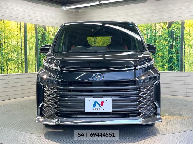 Toyota VOXY 2023-05 8878030-14