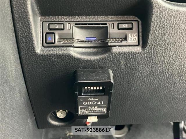 Toyota VOXY 2023-01 8878090-14