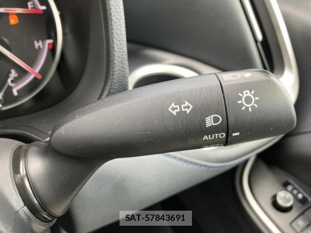Toyota VOXY 2023-04 8878099-16